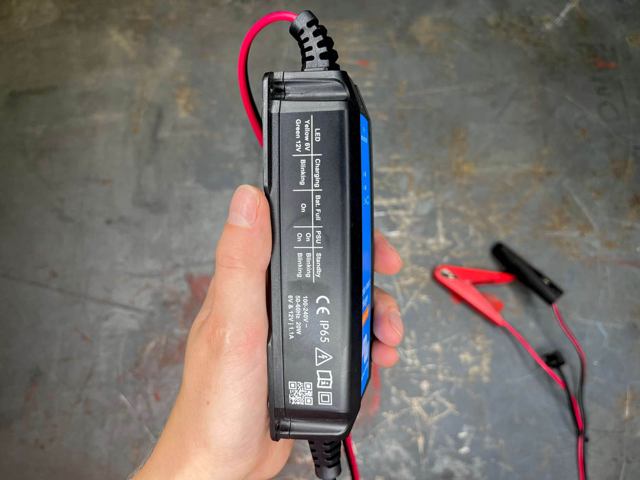 6/12 V / 1.1 A Blue Smart IP65 charger side view